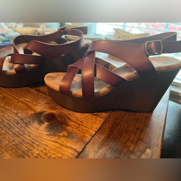 Pop Women's Deep Red Platform Sandals - Picture 2 of 3